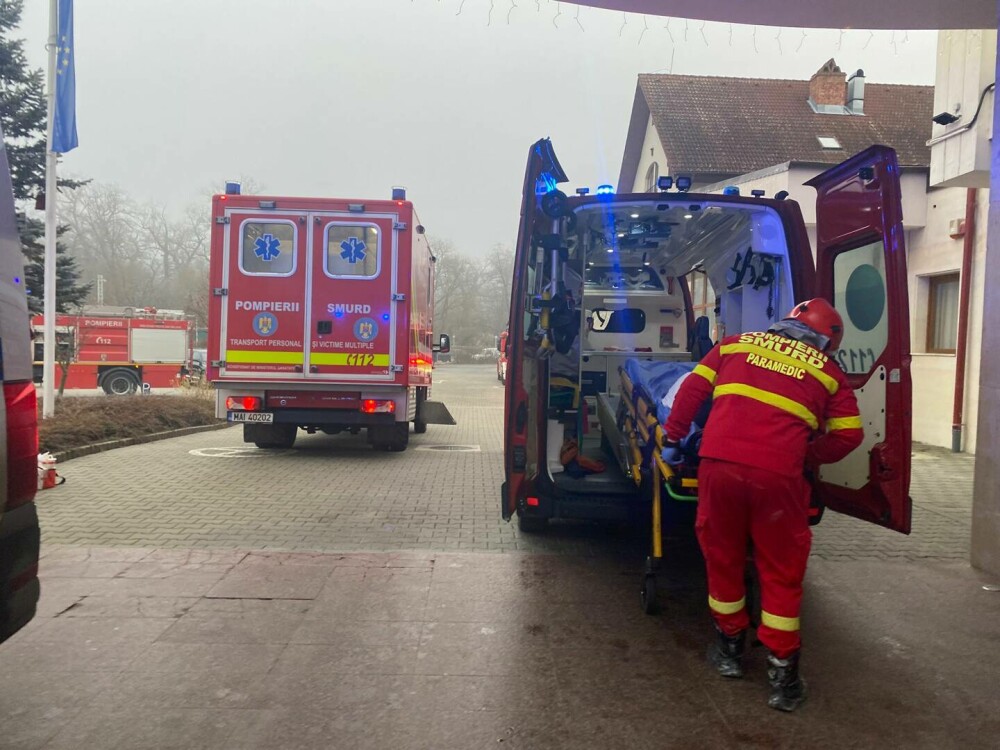 A căzut tavanul care acoperea piscina unui hotel din Sibiu. Trei adulți și patru minori au fost răniți | FOTO - Imaginea 4