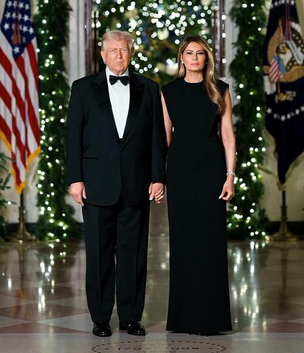 Fotografia oficială de Crăciun a lui Donald și Melania Trump provoacă stupoare pe internet: ”Parcă merg la înmormântare” - Imaginea 1