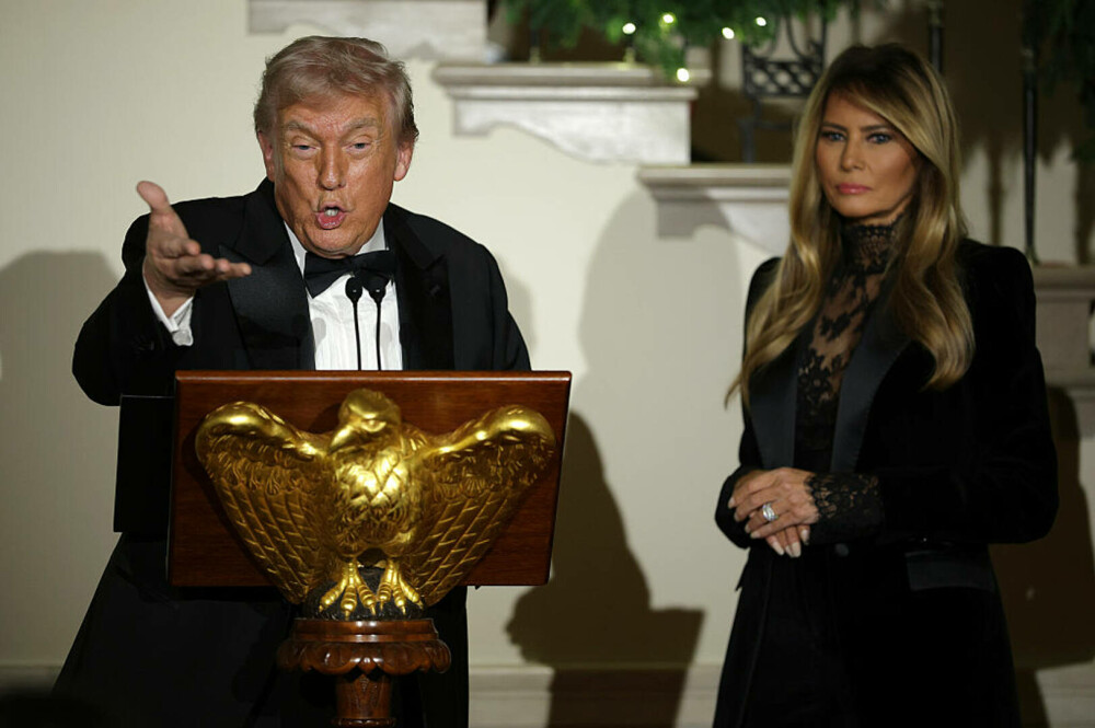 Fotografia oficială de Crăciun a lui Donald și Melania Trump provoacă stupoare pe internet: ”Parcă merg la înmormântare” - Imaginea 2