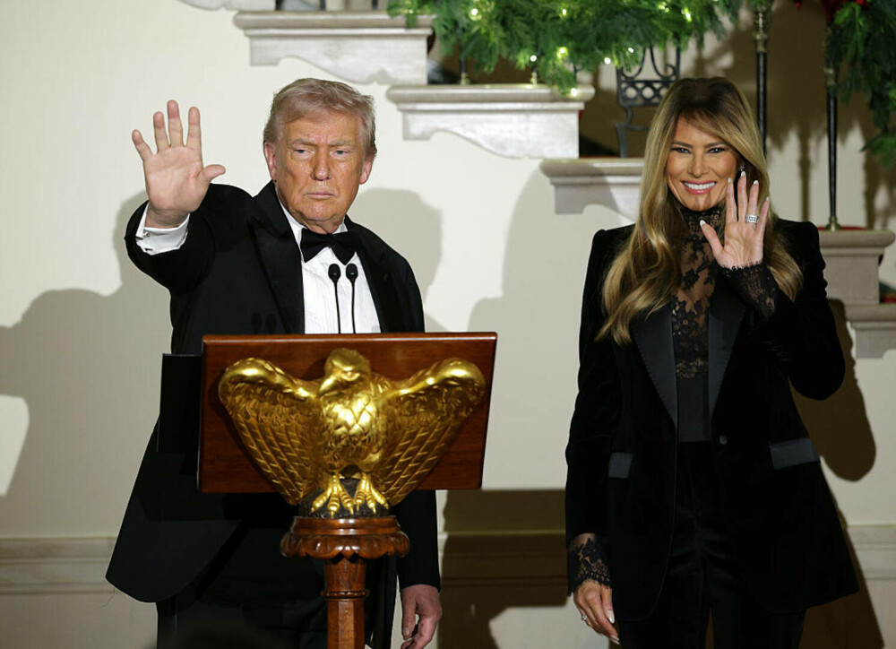 Fotografia oficială de Crăciun a lui Donald și Melania Trump provoacă stupoare pe internet: ”Parcă merg la înmormântare” - Imaginea 3