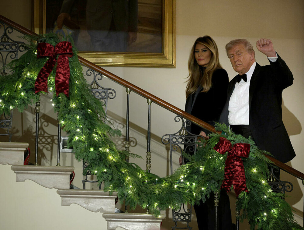Fotografia oficială de Crăciun a lui Donald și Melania Trump provoacă stupoare pe internet: ”Parcă merg la înmormântare” - Imaginea 4