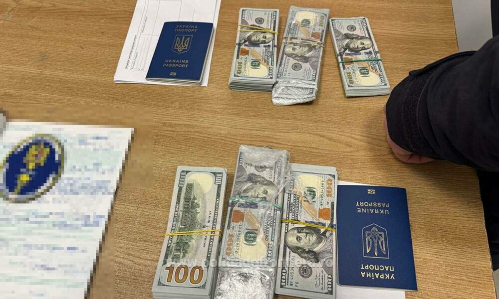 Ce au descoperit polițiștii de frontieră în încălțămintea unor ucrainence, oprite la Vama Siret. FOTO - Imaginea 3