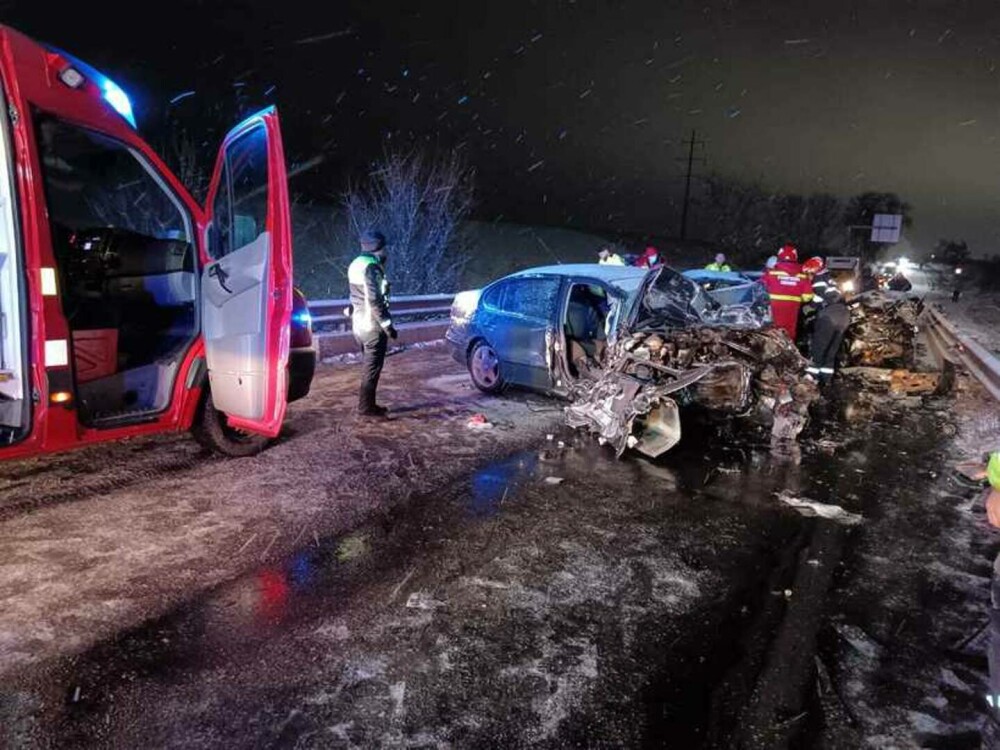 Un tânăr a murit şi alţi trei au fost răniţi într-un accident rutier în Rădăuţi. FOTO - Imaginea 1