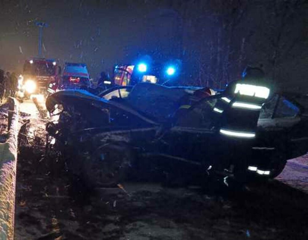 Un tânăr a murit şi alţi trei au fost răniţi într-un accident rutier în Rădăuţi. FOTO - Imaginea 2