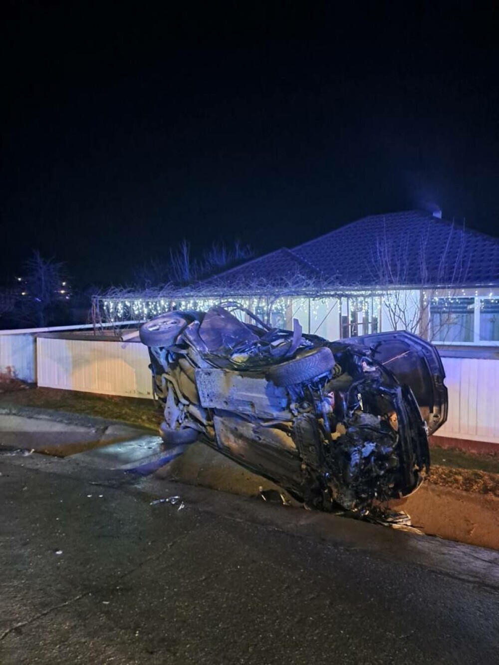 Accident cu cinci răniți în judeţul Vaslui. Două mașini s-au ciocnit frontal și au fost distruse. FOTO - Imaginea 1