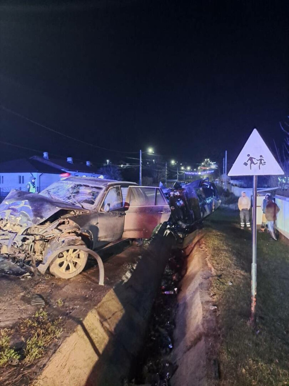 Accident cu cinci răniți în judeţul Vaslui. Două mașini s-au ciocnit frontal și au fost distruse. FOTO - Imaginea 2