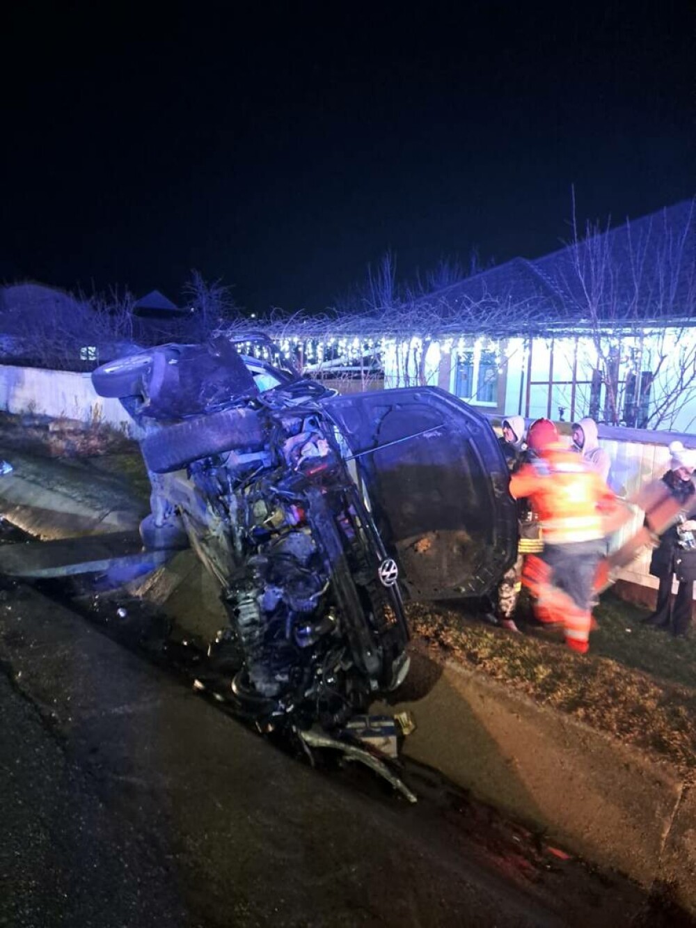 Accident cu cinci răniți în judeţul Vaslui. Două mașini s-au ciocnit frontal și au fost distruse. FOTO - Imaginea 3