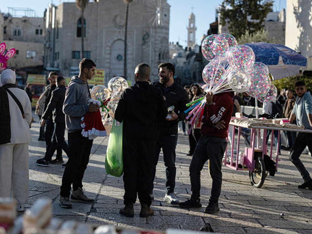 Primul Crăciun în Betleem după doi ani de război în Gaza: parade, colinde și tradiții reluate în umbra crizei umanitare. FOTO - Imaginea 16