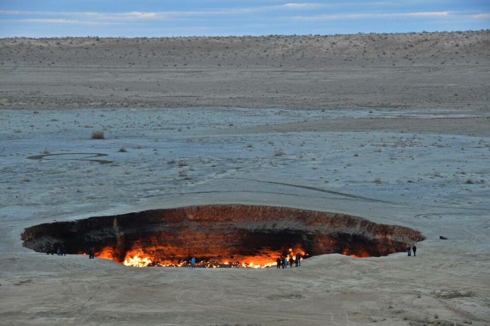 „Poarta Iadului” care arde fără încetare de peste 50 de ani. Doar un singur om a intrat vreodată înăuntru - Imaginea 2