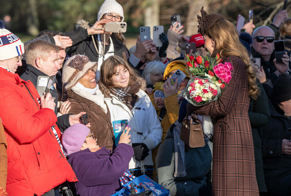 Kate Middleton, apariție elegantă la slujba de Crăciun alături de familia regală. Ce ținută a purtat. GALERIE FOTO - Imaginea 1