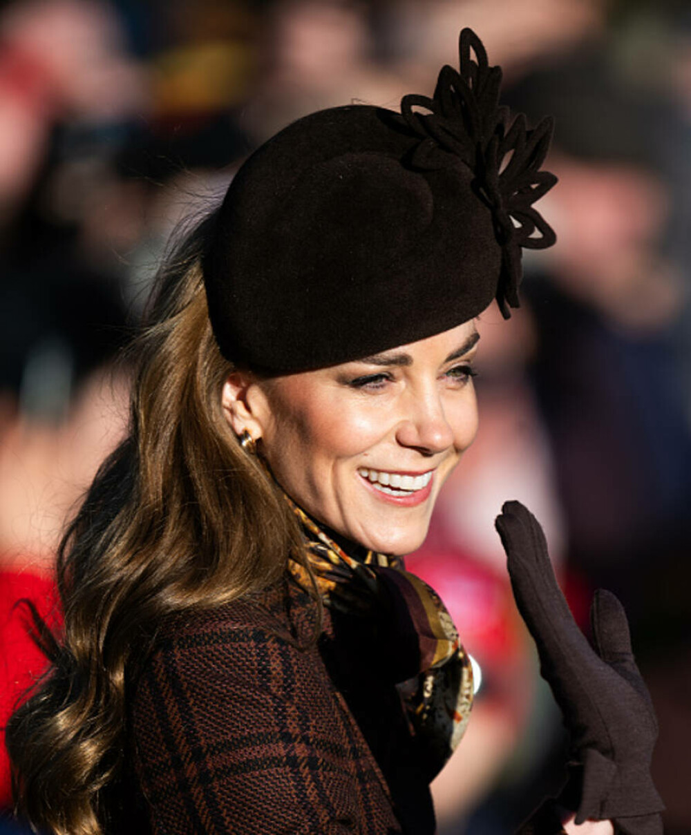 Kate Middleton, apariție elegantă la slujba de Crăciun alături de familia regală. Ce ținută a purtat. GALERIE FOTO - Imaginea 9