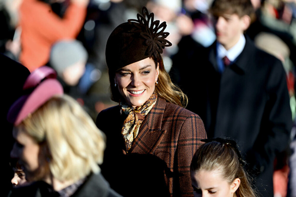 Kate Middleton, apariție elegantă la slujba de Crăciun alături de familia regală. Ce ținută a purtat. GALERIE FOTO - Imaginea 11