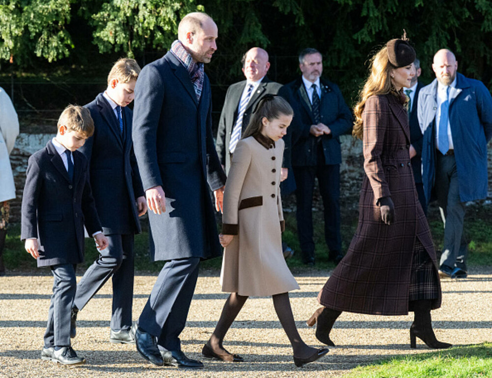 Kate Middleton, apariție elegantă la slujba de Crăciun alături de familia regală. Ce ținută a purtat. GALERIE FOTO - Imaginea 16