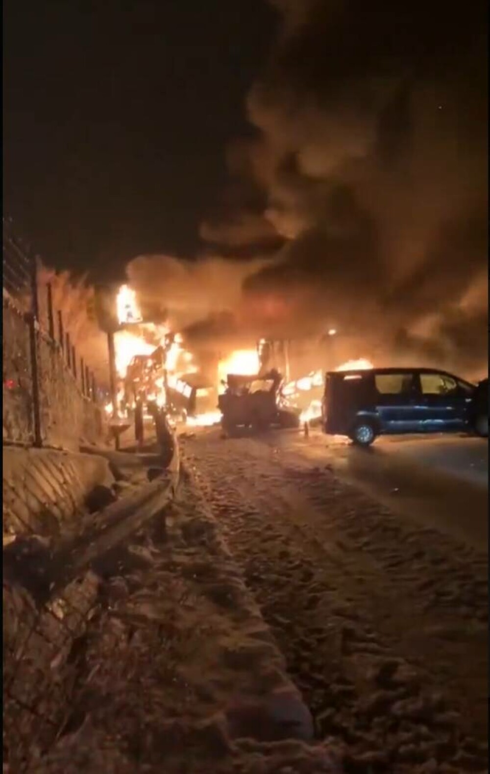 Infern pe o autostradă înzăpezită din Japonia, după un accident în lanț între 50 de mașini. Un mort și 26 de răniți. VIDEO - Imaginea 2