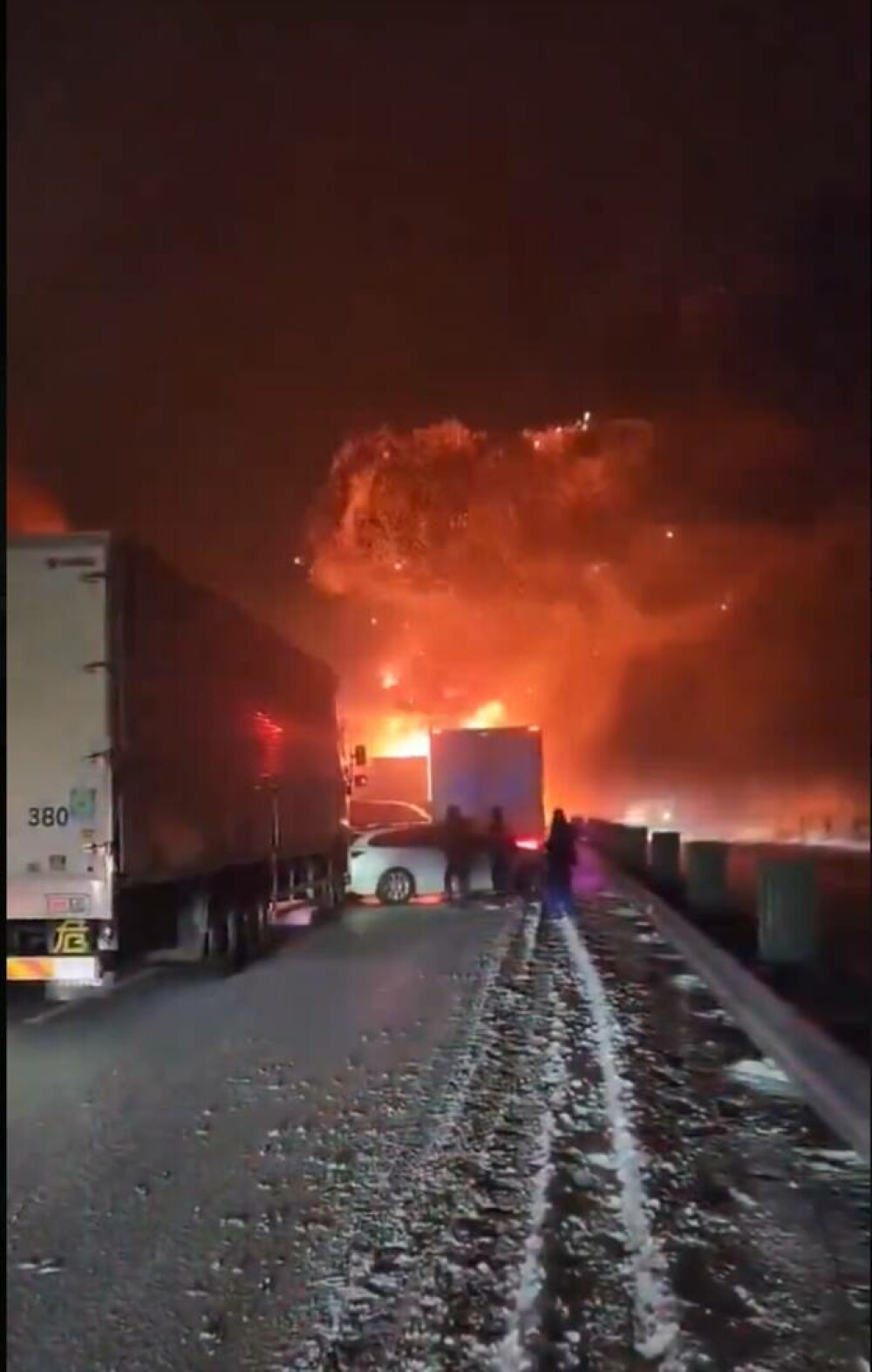 Infern pe o autostradă înzăpezită din Japonia, după un accident în lanț între 50 de mașini. Un mort și 26 de răniți. VIDEO - Imaginea 3