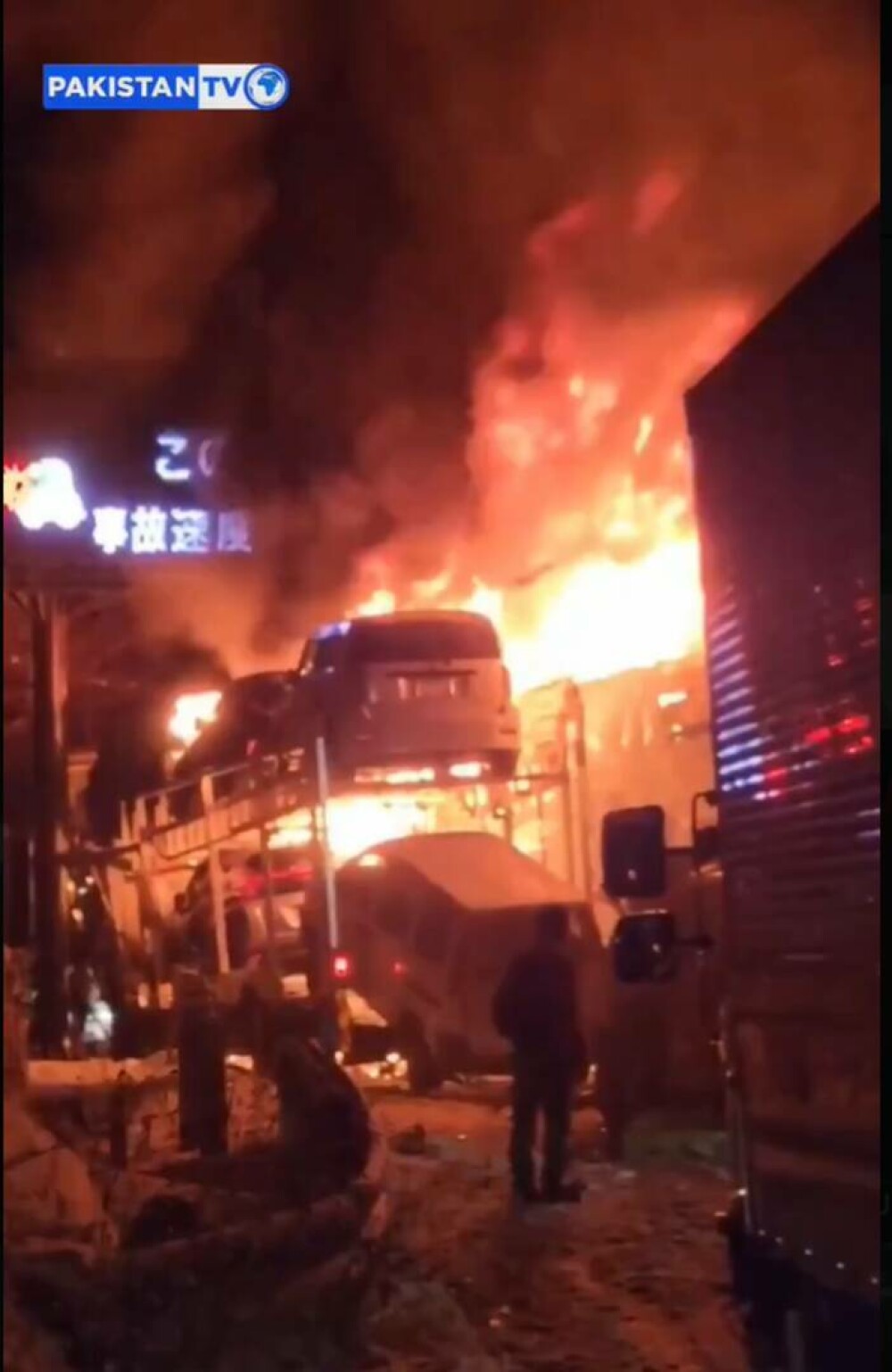 Infern pe o autostradă înzăpezită din Japonia, după un accident în lanț între 50 de mașini. Un mort și 26 de răniți. VIDEO - Imaginea 5