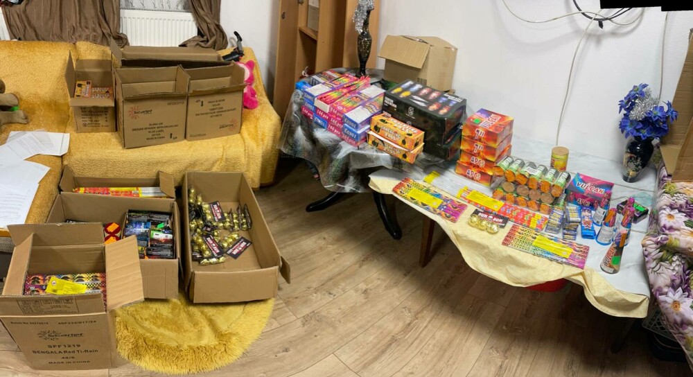 Aproape 550 kg de articole pirotehnice deținute ilegal au fost descoperite de polițiști în urma unor percheziții în Vâlcea - Imaginea 1