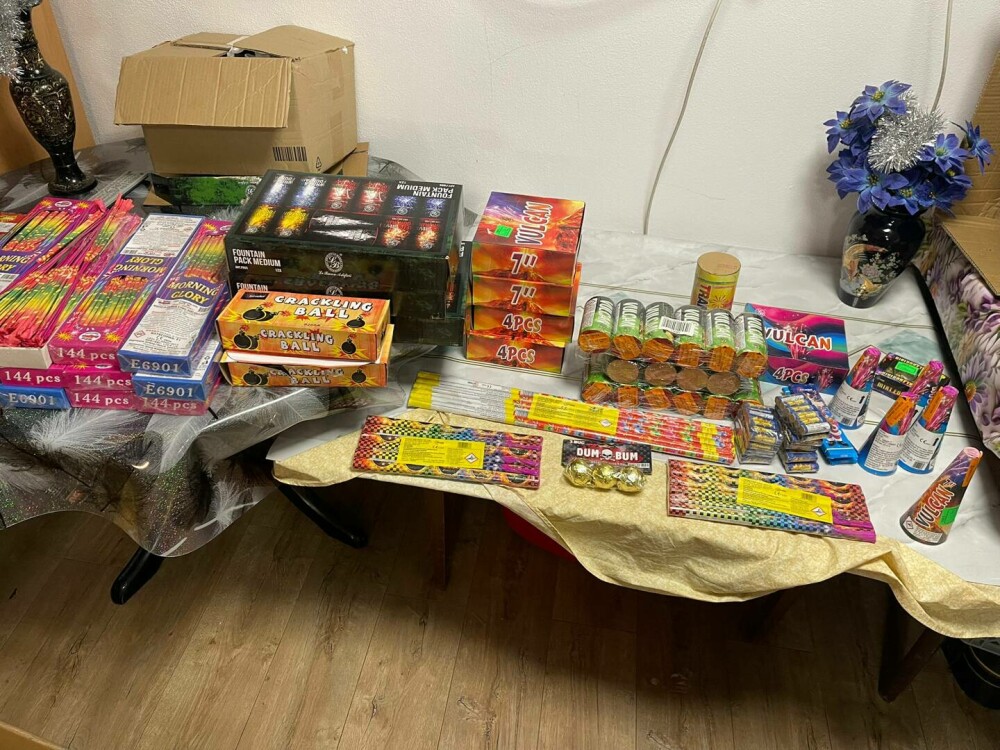 Aproape 550 kg de articole pirotehnice deținute ilegal au fost descoperite de polițiști în urma unor percheziții în Vâlcea - Imaginea 2