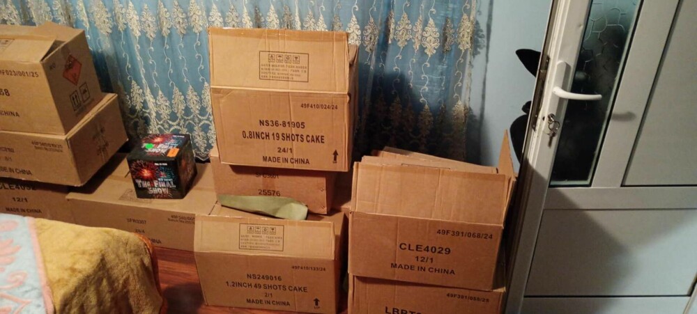 Aproape 550 kg de articole pirotehnice deținute ilegal au fost descoperite de polițiști în urma unor percheziții în Vâlcea - Imaginea 3