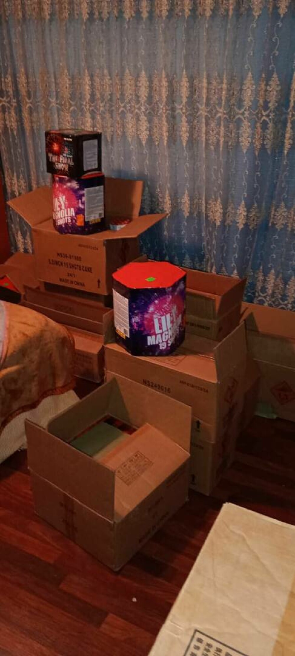 Aproape 550 kg de articole pirotehnice deținute ilegal au fost descoperite de polițiști în urma unor percheziții în Vâlcea - Imaginea 4