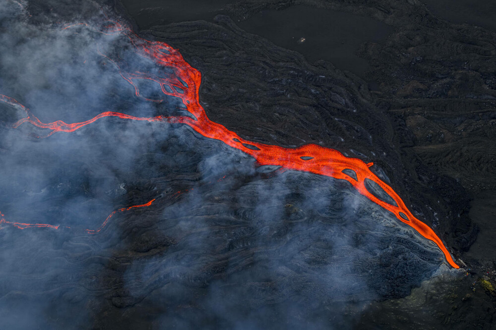 Etna, din nou activă. Erupțiile au oferit schiorilor de pe pârtiile vecine un spectacol nocturn. FOTO&VIDEO - Imaginea 4