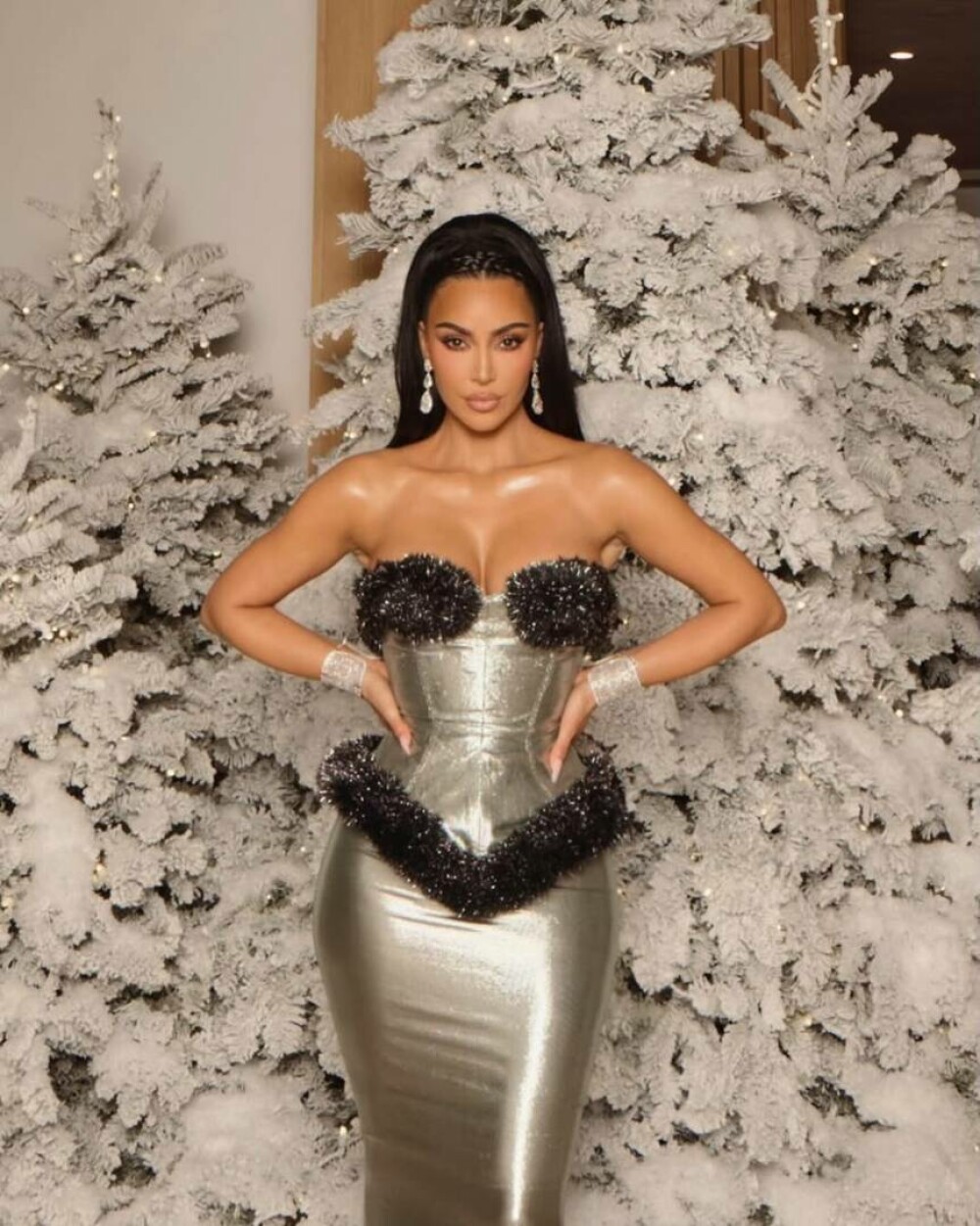 Kim Kardashian, fotografii rare alături de cei patru copii. Ședință foto în conacul său de 60 de milioane de dolari. FOTO - Imaginea 15