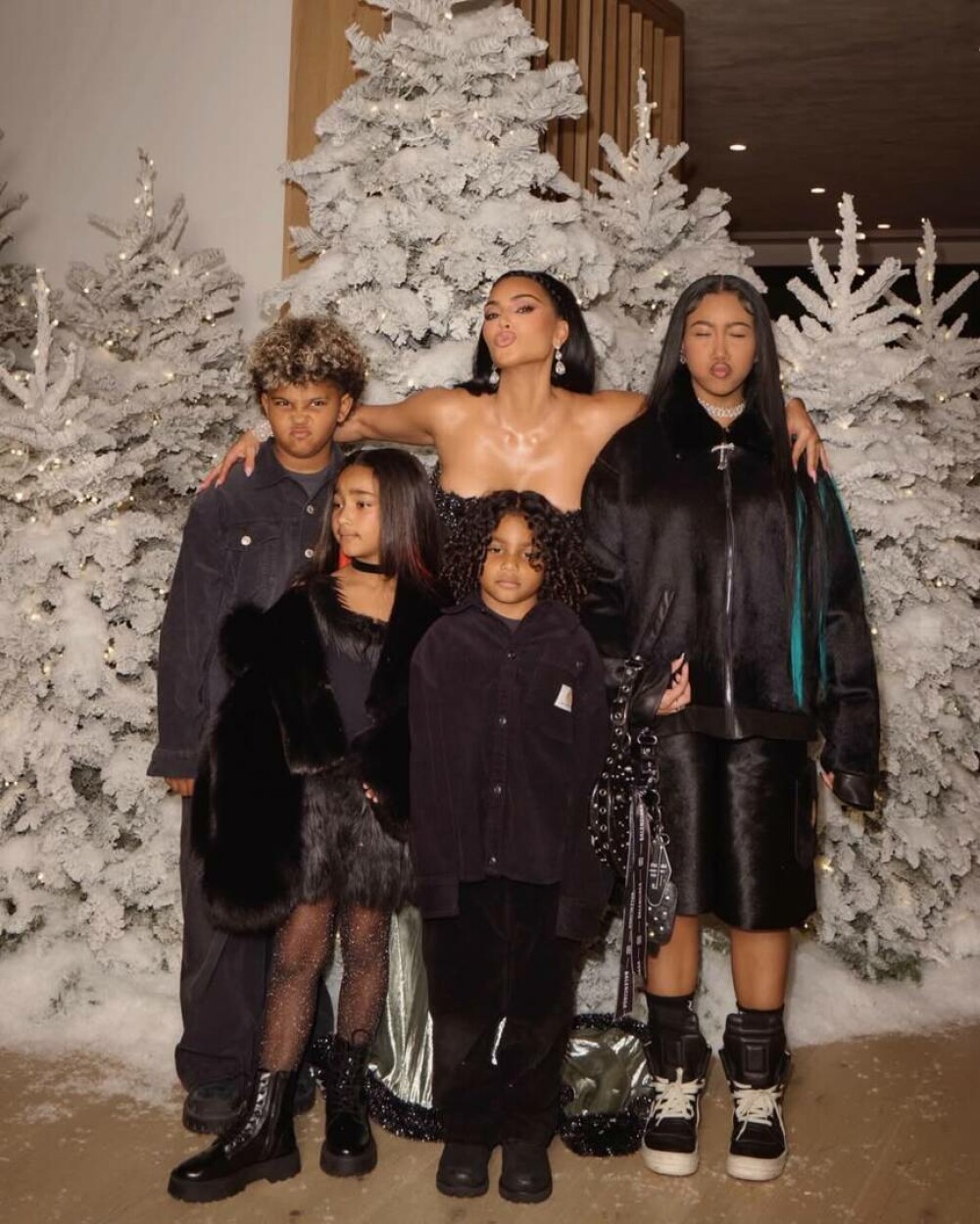 Kim Kardashian, fotografii rare alături de cei patru copii. Ședință foto în conacul său de 60 de milioane de dolari. FOTO - Imaginea 12