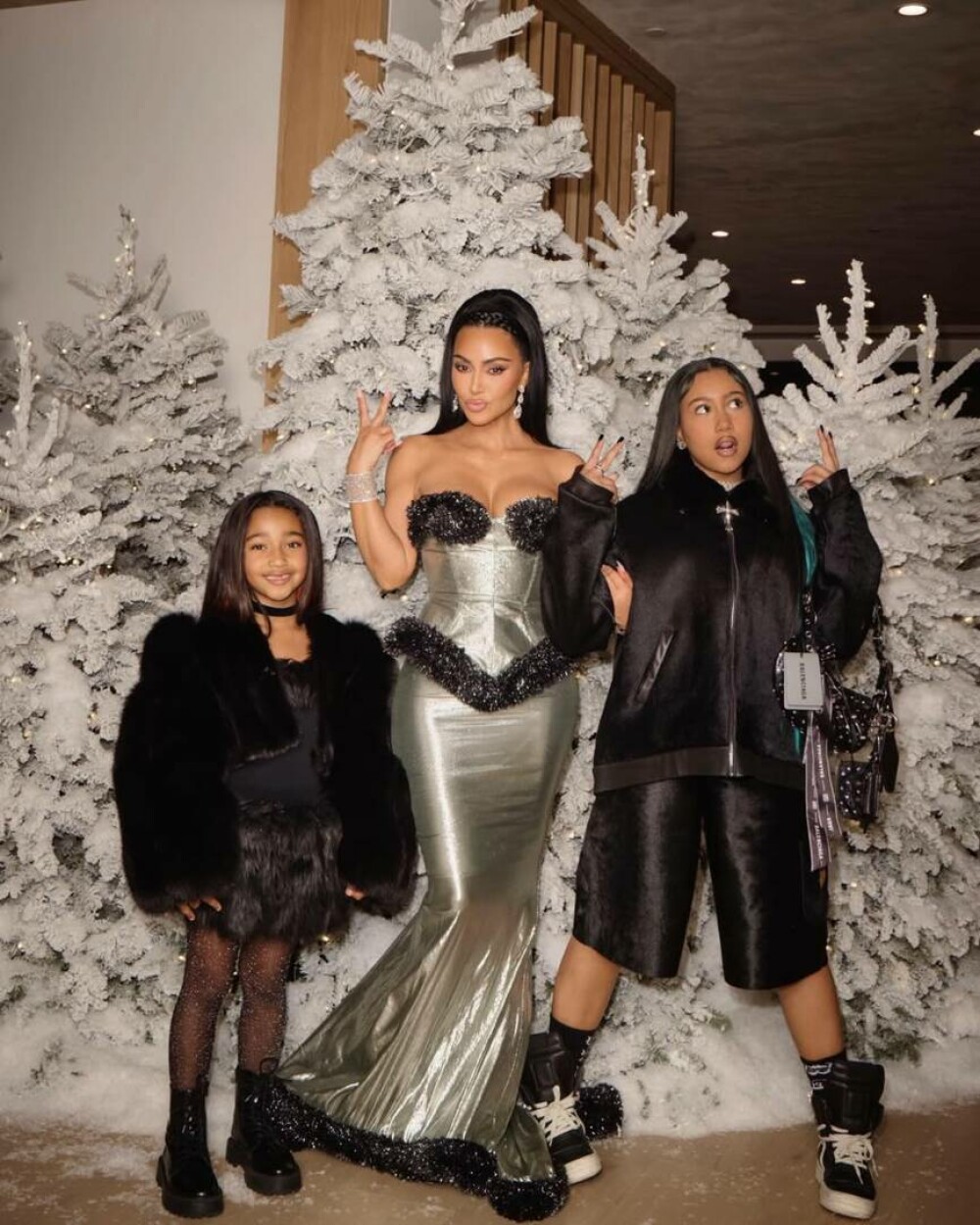 Kim Kardashian, fotografii rare alături de cei patru copii. Ședință foto în conacul său de 60 de milioane de dolari. FOTO - Imaginea 10