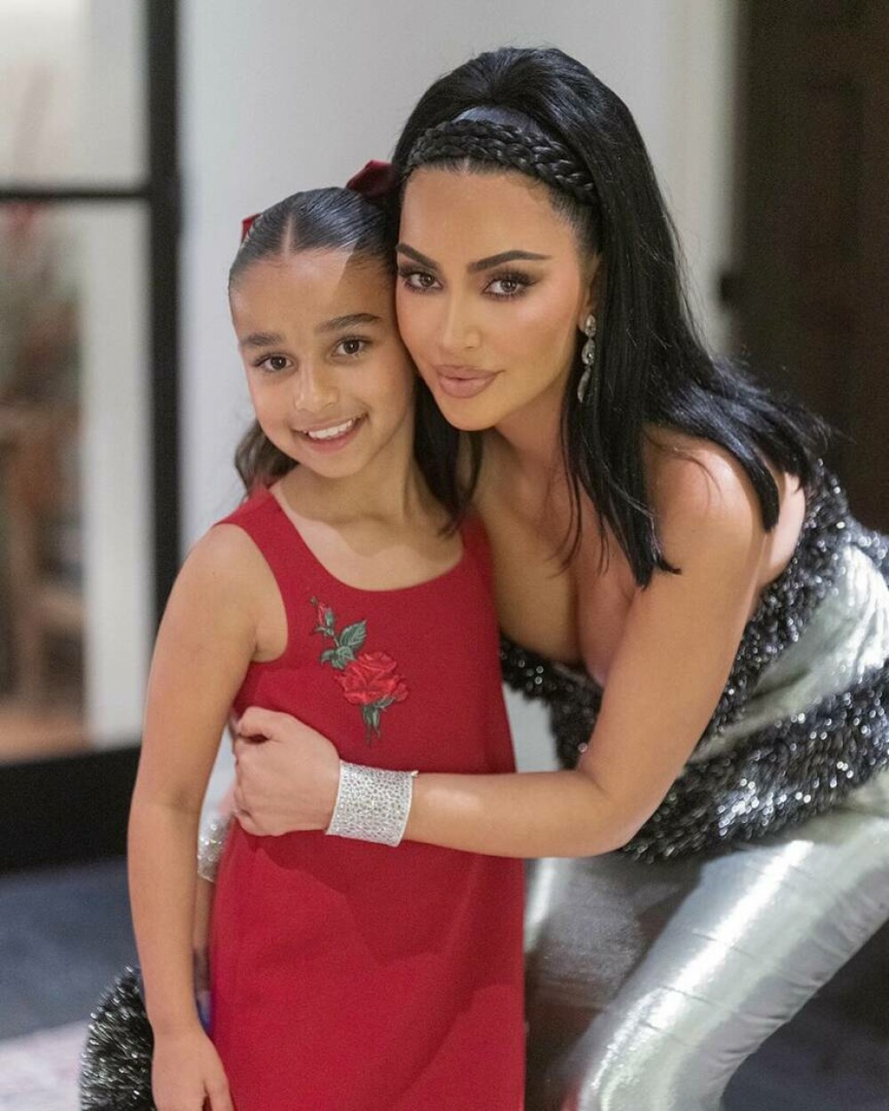 Kim Kardashian, fotografii rare alături de cei patru copii. Ședință foto în conacul său de 60 de milioane de dolari. FOTO - Imaginea 17