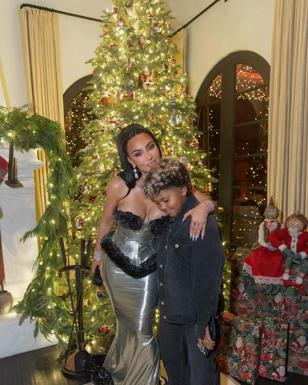 Kim Kardashian, fotografii rare alături de cei patru copii. Ședință foto în conacul său de 60 de milioane de dolari. FOTO - Imaginea 9