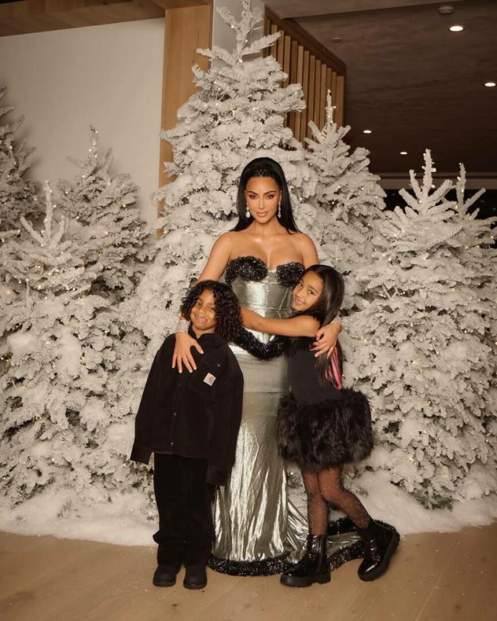 Kim Kardashian, fotografii rare alături de cei patru copii. Ședință foto în conacul său de 60 de milioane de dolari. FOTO - Imaginea 7