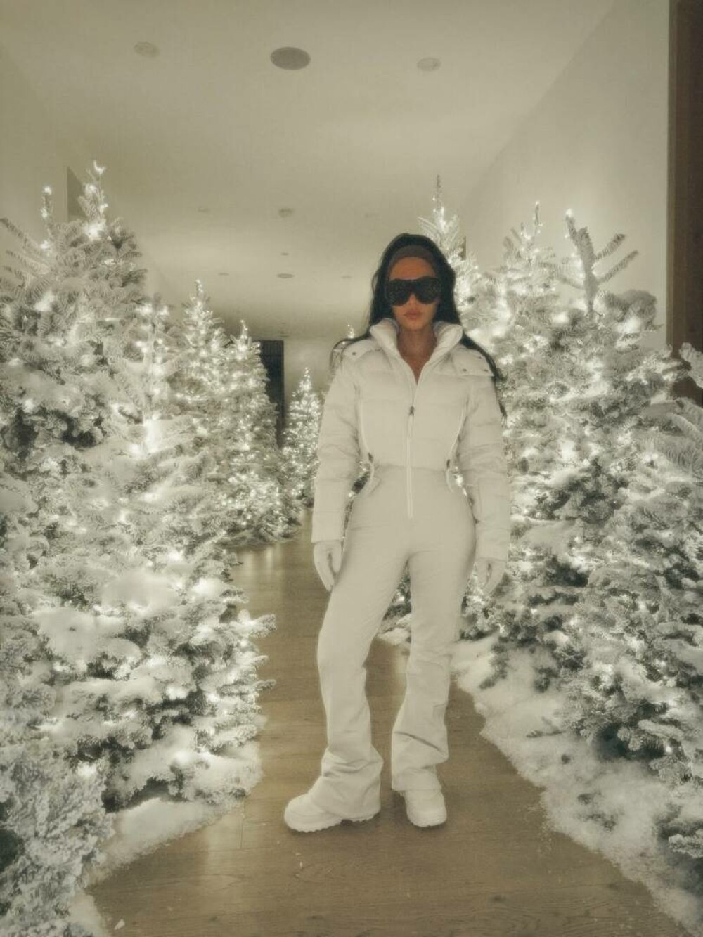 Kim Kardashian, fotografii rare alături de cei patru copii. Ședință foto în conacul său de 60 de milioane de dolari. FOTO - Imaginea 20