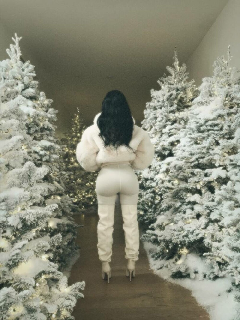 Kim Kardashian, fotografii rare alături de cei patru copii. Ședință foto în conacul său de 60 de milioane de dolari. FOTO - Imaginea 21