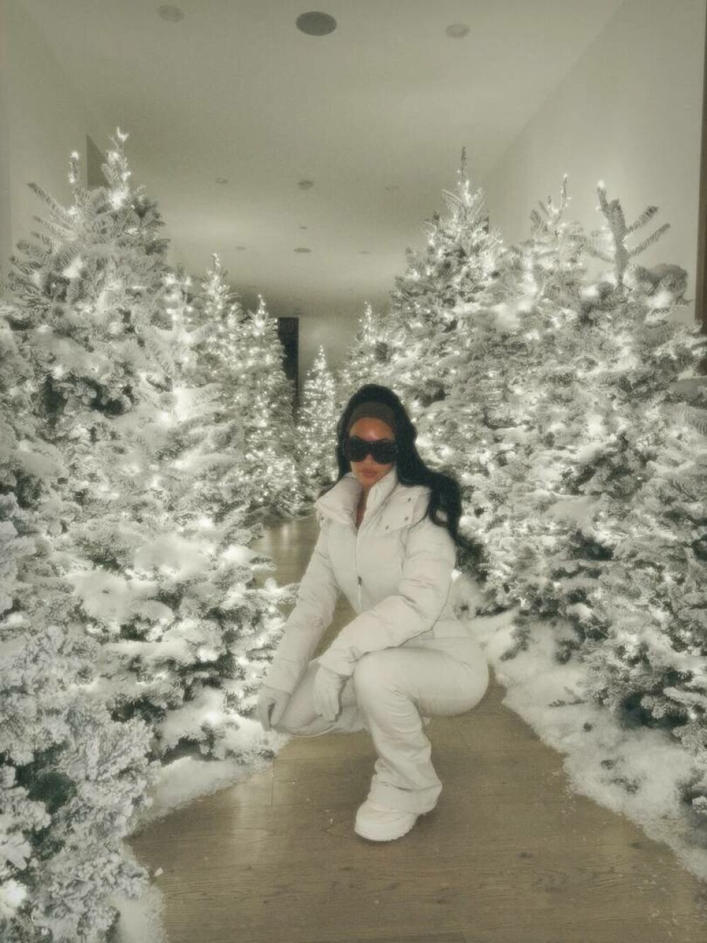 Kim Kardashian, fotografii rare alături de cei patru copii. Ședință foto în conacul său de 60 de milioane de dolari. FOTO - Imaginea 22