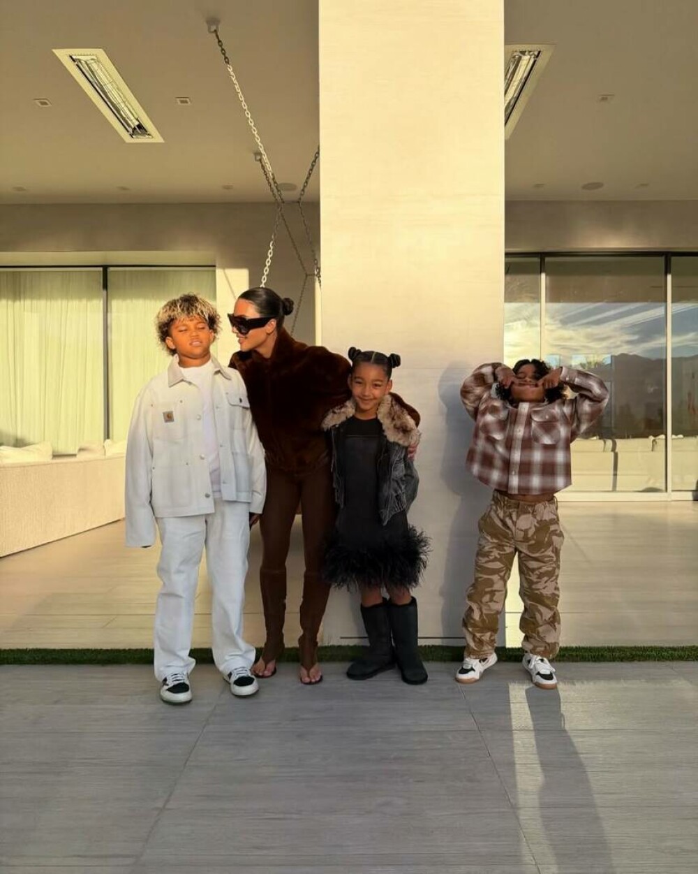 Kim Kardashian, fotografii rare alături de cei patru copii. Ședință foto în conacul său de 60 de milioane de dolari. FOTO - Imaginea 23