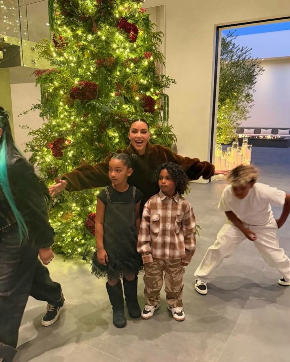 Kim Kardashian, fotografii rare alături de cei patru copii. Ședință foto în conacul său de 60 de milioane de dolari. FOTO - Imaginea 25