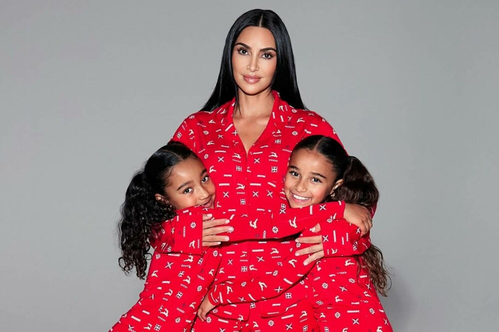 Kim Kardashian, fotografii rare alături de cei patru copii. Ședință foto în conacul său de 60 de milioane de dolari. FOTO - Imaginea 29