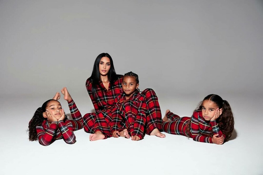 Kim Kardashian, fotografii rare alături de cei patru copii. Ședință foto în conacul său de 60 de milioane de dolari. FOTO - Imaginea 30