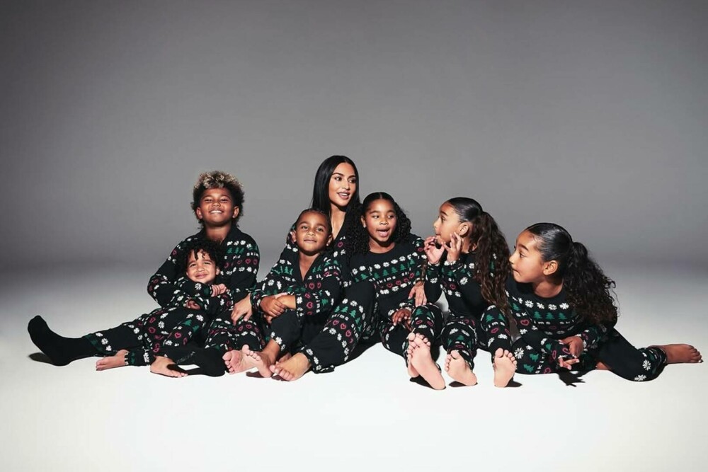 Kim Kardashian, fotografii rare alături de cei patru copii. Ședință foto în conacul său de 60 de milioane de dolari. FOTO - Imaginea 34