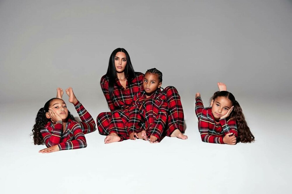 Kim Kardashian, fotografii rare alături de cei patru copii. Ședință foto în conacul său de 60 de milioane de dolari. FOTO - Imaginea 35