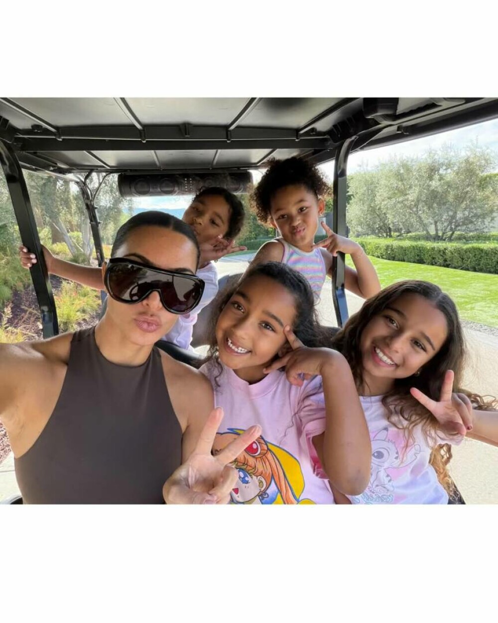 Kim Kardashian, fotografii rare alături de cei patru copii. Ședință foto în conacul său de 60 de milioane de dolari. FOTO - Imaginea 40