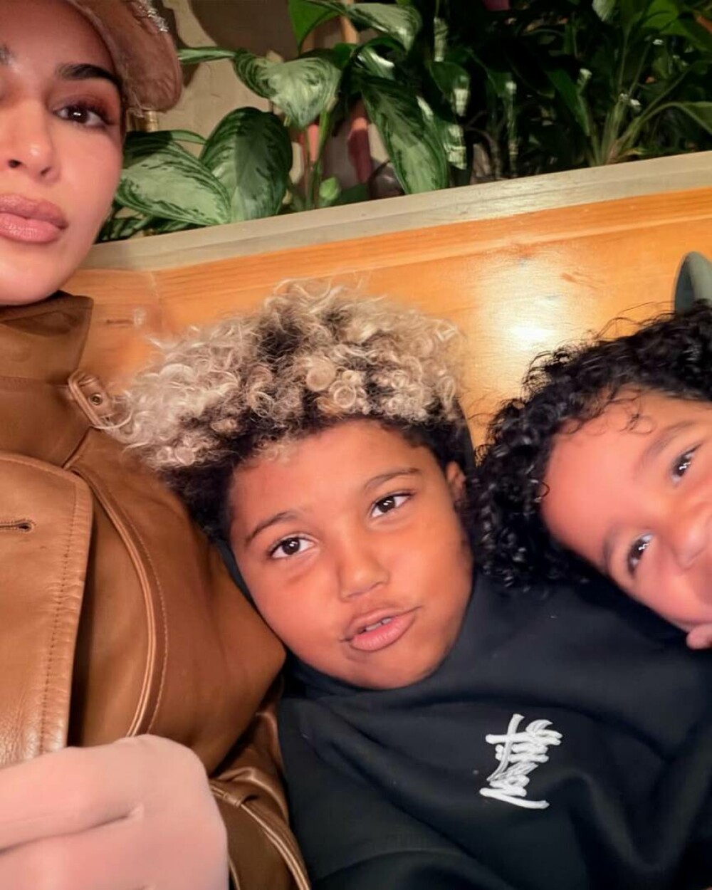 Kim Kardashian, fotografii rare alături de cei patru copii. Ședință foto în conacul său de 60 de milioane de dolari. FOTO - Imaginea 44