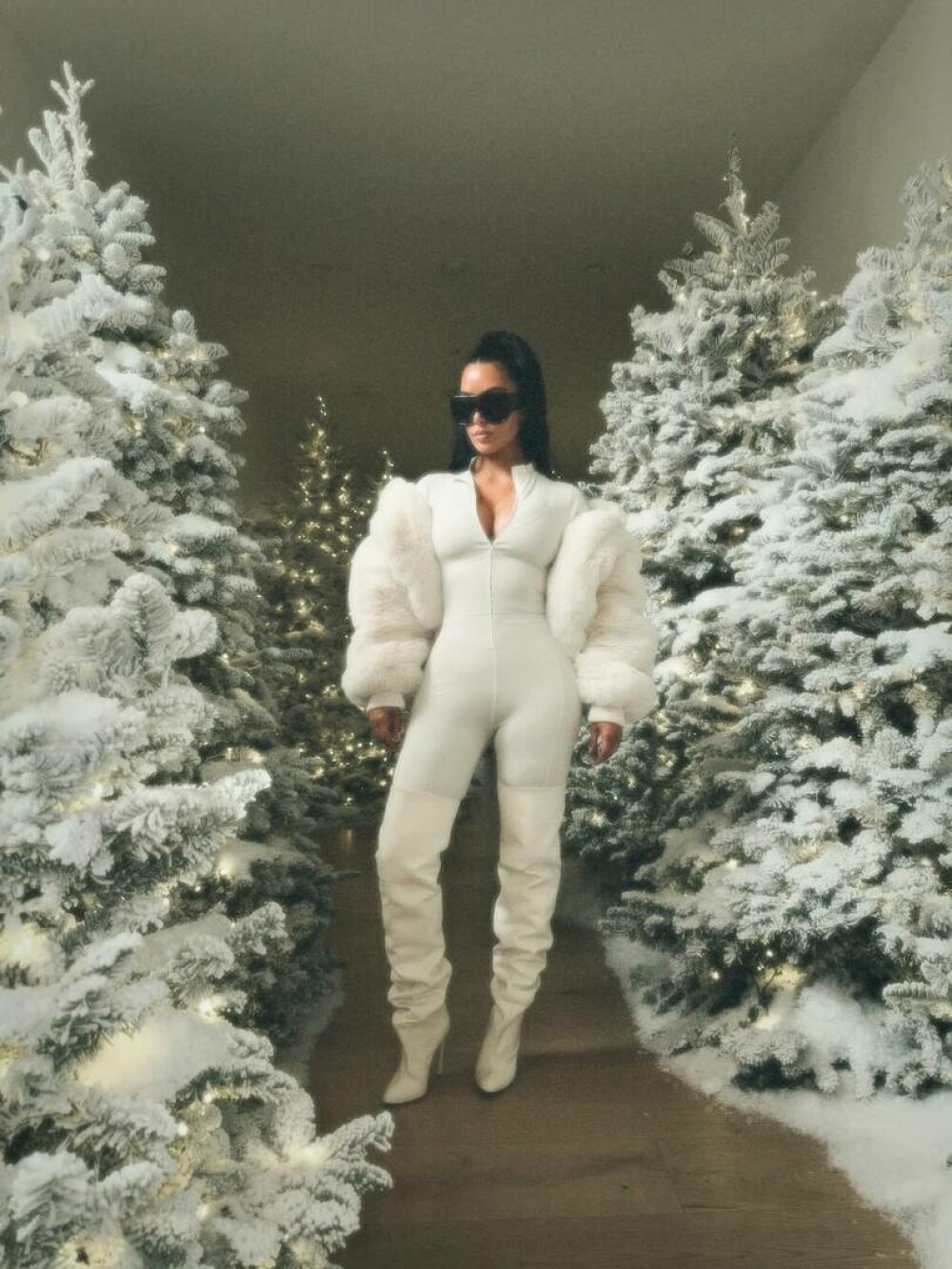 Kim Kardashian, fotografii rare alături de cei patru copii. Ședință foto în conacul său de 60 de milioane de dolari. FOTO - Imaginea 46