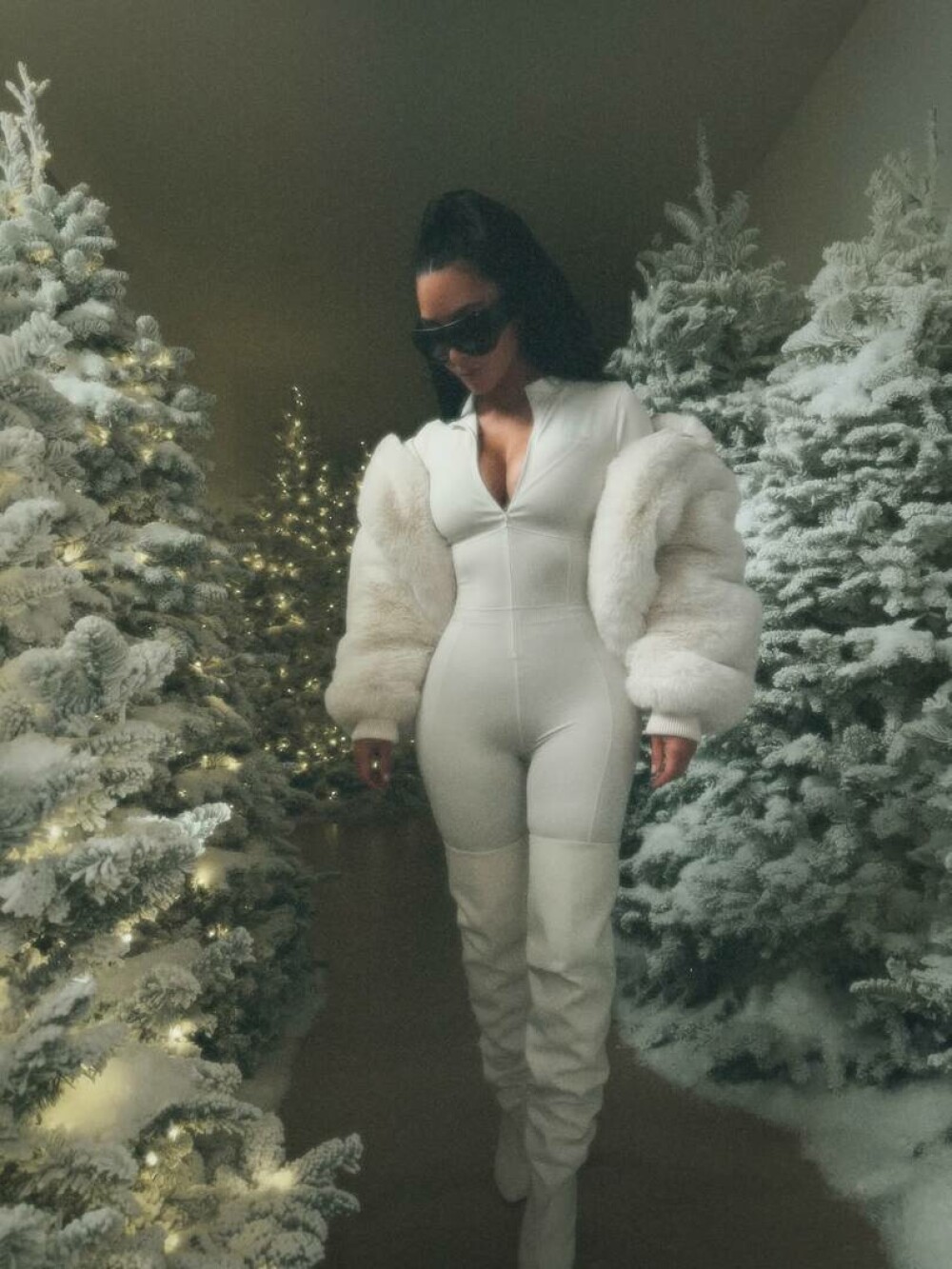 Kim Kardashian, fotografii rare alături de cei patru copii. Ședință foto în conacul său de 60 de milioane de dolari. FOTO - Imaginea 47