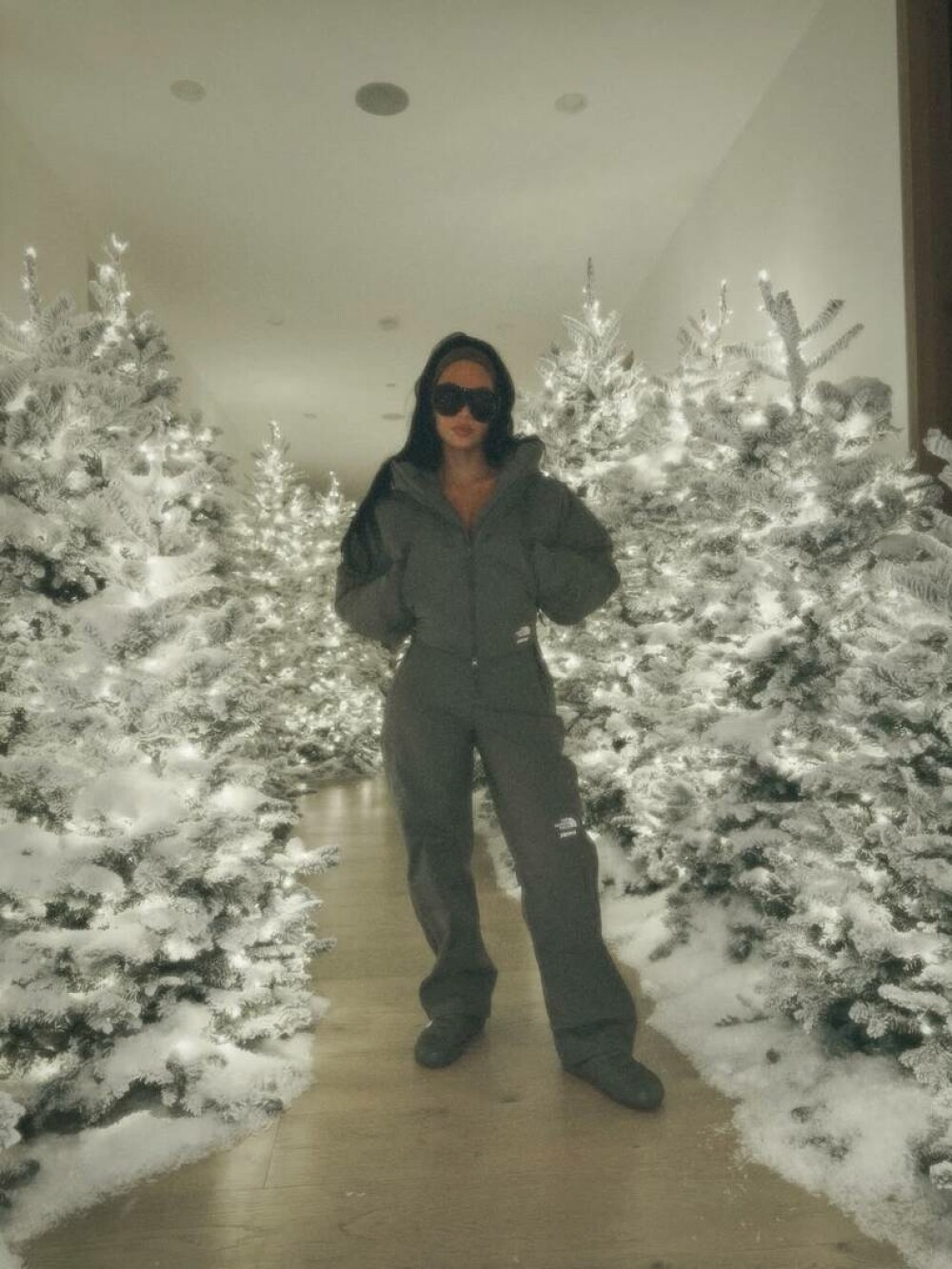 Kim Kardashian, fotografii rare alături de cei patru copii. Ședință foto în conacul său de 60 de milioane de dolari. FOTO - Imaginea 48