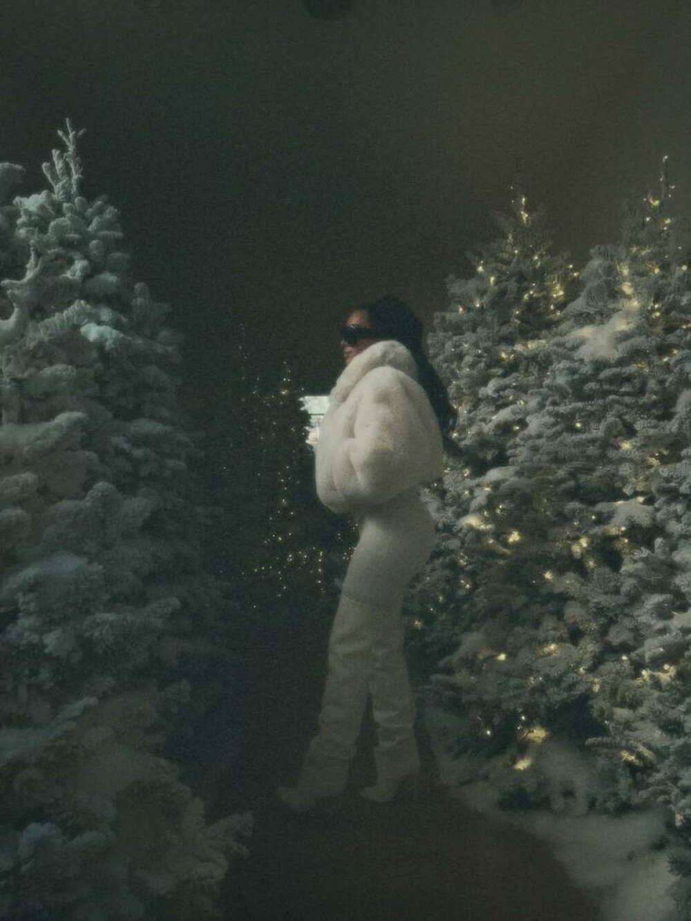 Kim Kardashian, fotografii rare alături de cei patru copii. Ședință foto în conacul său de 60 de milioane de dolari. FOTO - Imaginea 49