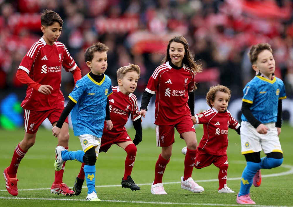 Moment emoționant pe Anfield. Copiii lui Diogo Jota au intrat pe teren înainte de Liverpool – Wolves. FOTO&VIDEO - Imaginea 2