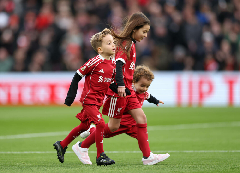 Moment emoționant pe Anfield. Copiii lui Diogo Jota au intrat pe teren înainte de Liverpool – Wolves. FOTO&VIDEO - Imaginea 3