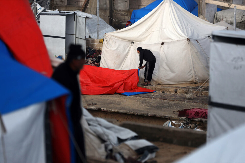 Adăposturile improvizate din Fâşia Gaza, inundate din nou de ploi puternice. GALERIE FOTO - Imaginea 1