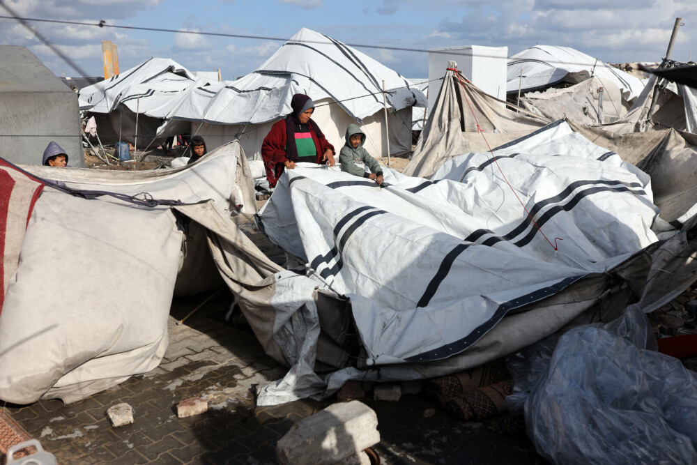 Adăposturile improvizate din Fâşia Gaza, inundate din nou de ploi puternice. GALERIE FOTO - Imaginea 2